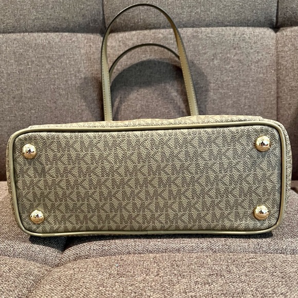 Michael Kors Jet Set Tote - Picture 4 of 9